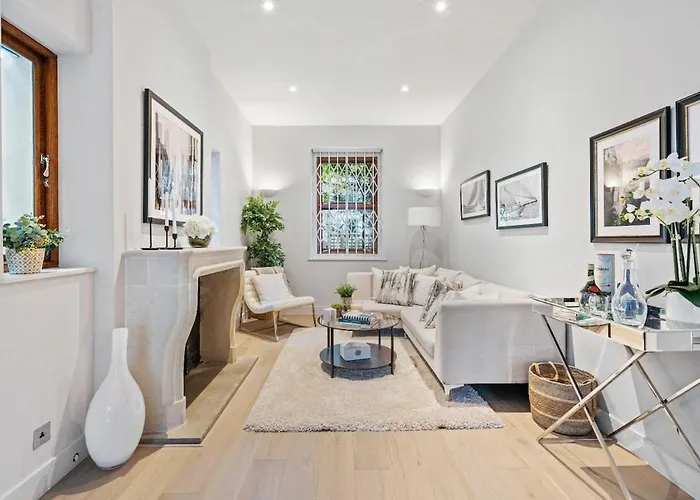 Luxurious 4 Bedroom Home In Kensington
