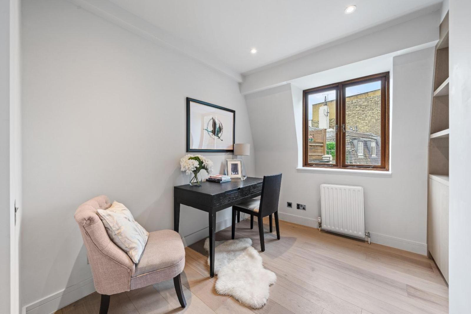 Luxurious 4 Bedroom In Kensington Ferienhaus