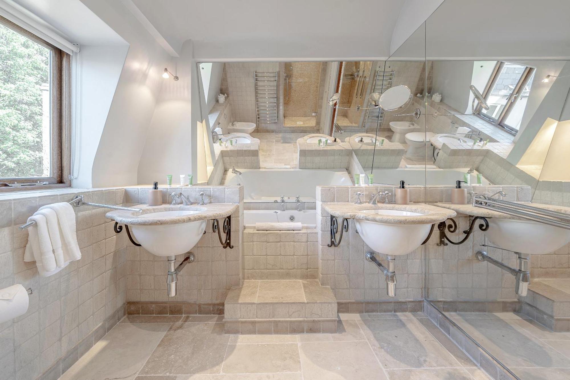 Luxurious 4 Bedroom In Kensington *